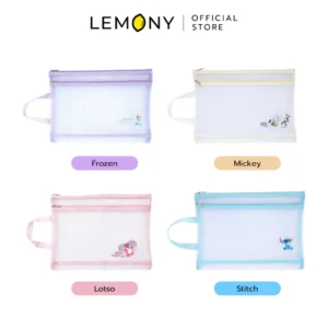 ภาพหลักฉากหลังขาวแสดงรายการสินค้า LEMONY กระเป๋าใส่เอกสาร A4 ลายลิขสิทธิ์แท้ พิกัดขนาด 33 x 24.7 ซม. จัดวางองค์ประกอบชุดเซตหน้าตรงประณีต เผยซองแฟ้มผ้า POLYESTER สีกราฟิกพาสเทลสวยหวานรักษารูปทรงบาลานซ์เป็นระเบียบเรียบร้อยครบทั้ง 4 ดีไซน์ซิกเนเจอร์: ลาย Frozen เฉดฟ้า, ลาย Mickey เฉดคลาสสิก, ลาย Lotso เฉดชมพู และลาย Stitch เฉดน้ำเงิน โชว์งานเย็บตะเข็บเฉียบคมและตัวล็อคเปิด-ปิดแน่นหนา ครีเอทมู๊ดลักชัวรีพรีเมียม ระบุโลโก้ตราแบรนด์เลมอนี่ออฟฟิเชียลคมชัดเจน