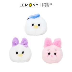 ภาพหลักฉากหลังขาวแสดงรายการสินค้า LEMONY พวงกุญแจตุ๊กตาดิสนีย์ ซีรีส์ Smiling ขนาด 9 ซม. ลิขสิทธิ์แท้ จัดวางพวงกุญแจตุ๊กตาผ้าขนฟูรูปทรงกลมป้อมหน้าตรงเรียงหน้ากระดานอย่างเป็นระเบียบครบครันทั้ง 3 ดีไซน์ ได้แก่ ลายโดนัลด์ดั๊ก ลายเดซี่ดั๊ก และลายพิกเล็ต โดดเด่นด้วยโทนสีหวานพาสเทลชวนฝันสไตล์มินิมอลเกาหลีพรีเมียม มาพร้อมห่วงล็อกพวงกุญแจด้านบน ด้านบนแสดงโลโก้แบรนด์ออฟฟิเชียลเด่นชัดเจน