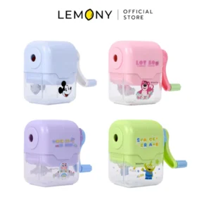 ภาพหลักฉากหลังขาวแสดงรายการสินค้า LEMONY เครื่องเหลาดินสอดิสนีย์ ขนาด 4.878 ซม. ลิขสิทธิ์แท้ จัดวางเครื่องเหลาดินสอแบบตั้งโต๊ะหมุนมือดีไซน์หน้าตรงเรียงหน้ากระดานอย่างเป็นระเบียบครบครันทั้ง 4 แบบ ได้แก่ ลายมิกกี้เมาส์ ลายล็อตโซ่ ลายบัซไลท์เยียร์ และลายเอเลี่ยน โดดเด่นด้วยรูปทรงกะทัดรัดพาสเทลคัลเลอร์ฟูลสไตล์มินิมอลเกาหลีพรีเมียม โชว์แผงด้ามหมุนด้านหลังและตัวล็อกดินสอด้านหน้า ด้านบนแสดงโลโก้แบรนด์ออฟฟิเชียลเด่นชัดเจน