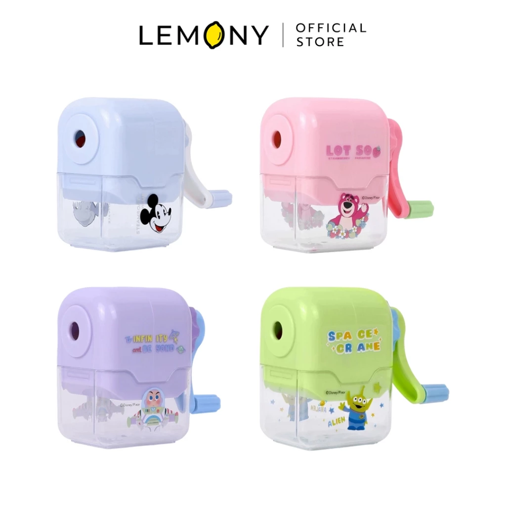 ภาพหลักฉากหลังขาวแสดงรายการสินค้า LEMONY เครื่องเหลาดินสอดิสนีย์ ขนาด 4.878 ซม. ลิขสิทธิ์แท้ จัดวางเครื่องเหลาดินสอแบบตั้งโต๊ะหมุนมือดีไซน์หน้าตรงเรียงหน้ากระดานอย่างเป็นระเบียบครบครันทั้ง 4 แบบ ได้แก่ ลายมิกกี้เมาส์ ลายล็อตโซ่ ลายบัซไลท์เยียร์ และลายเอเลี่ยน โดดเด่นด้วยรูปทรงกะทัดรัดพาสเทลคัลเลอร์ฟูลสไตล์มินิมอลเกาหลีพรีเมียม โชว์แผงด้ามหมุนด้านหลังและตัวล็อกดินสอด้านหน้า ด้านบนแสดงโลโก้แบรนด์ออฟฟิเชียลเด่นชัดเจน