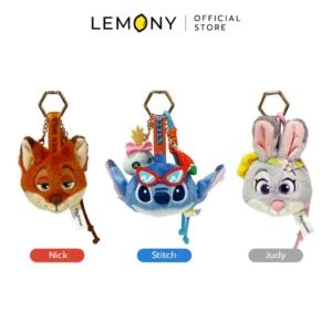 ภาพหลักแสดงรายการสินค้า LEMONY พวงกุญแจตุ๊กตาดิสนีย์ ซีรีส์ Interesting ขนาด 6.5 ซม. ลิขสิทธิ์แท้ บนฉากหลังสีขาว จัดวางพวงกุญแจตุ๊กตาผ้าขนฟูดีไซน์ตัวอ้วนกลมน่ารักหน้าตรงเรียงกันอย่างเป็นระเบียบรวม 3 รูปแบบ ได้แก่ ลายนิค (Nick) ลายสติทช์ (Stitch) และลายจูดี้ (Judy) พร้อมป้ายชื่อภาษาอังกฤษระบุที่ใต้ฐานแต่ละตัว ด้านบนปักโลโก้แบรนด์พรีเมียมชัดเจน