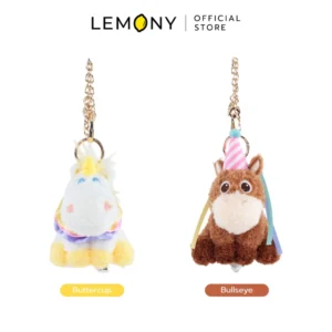 ภาพรวมตัวเลือกสินค้า LEMONY พวงกุญแจตุ๊กตาทอยสตอรี่ ขนาด 10.5 ซม. เคลียร์ฉากหลังขาว วางคู่กันสองแบบ ด้านซ้ายลาย Buttercup พร้อมแถบป้ายชื่อสีเหลืองสว่าง และด้านขวาลาย Bullseye พร้อมแถบป้ายชื่อสีน้ำตาลอิฐระบุชัดเจนด้านล่าง