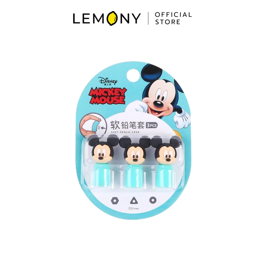 ภาพกราฟิกหน้าตรงบนฉากหลังขาวสะอาดตา แสดงแพ็คเกจสินค้าเครื่องเขียน LEMONY เซตปลอกดินสอ 3 ชิ้น ลายมิกกี้เมาส์ (Mickey) ลิขสิทธิ์แท้ บรรจุในแผงการ์ดกระดาษวงรีโทนสีฟ้ามิ้นท์สดใส สกรีนกราฟิกลายมิกกี้เมาส์กางแขนร่าเริงและอักษร MICKEY MOUSE สีแดง ด้านล่างบรรจุปลอกดินสอซิลิโคนนิ่มดีไซน์หัวมิกกี้เมาส์สีดำสลับฐานสวมสีฟ้าพาสเทลจำนวน 3 ชิ้นเรียงกันสวยงามพรีเมียม