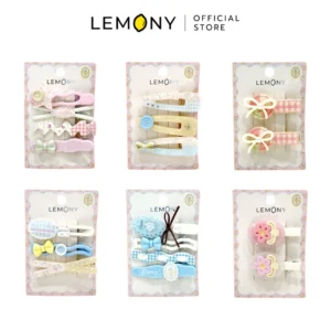 ภาพหลักแสดงรายการสินค้ากิ๊บติดผม กิ๊บหนีบผม ซีรีส์ Little Girl Floral จัดวางเรียงหน้าตรงบนฉากหลังสีขาวสะอาดตาอย่างเป็นระเบียบรวม 6 แผงตัวเลือก (คละเซ็ตบรรจุแพ็กละ 2-4 ชิ้น) โดดเด่นด้วยโทนสีชมพูพาสเทล สีฟ้าอ่อน สีครีมสไตล์มินิมอลเกาหลี ตัวแผ่นตกแต่งผลิตจากเนื้ออะคริลิกผสมพลาสติก PC และอัลลอยเกรดพรีเมียม ด้านบนระบุโลโก้แบรนด์อย่างเป็นทางการชัดเจน