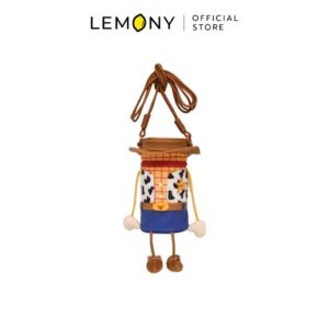 ภาพหลักหน้าตรงเต็มใบของผลิตภัณฑ์ LEMONY กระเป๋าสะพายข้าง Woody ทอยสตอรี่ ซีรีส์ Cute Barrel ขนาด 8x8x17 ซม. บนฉากหลังสีขาวสะอาดตา โดดเด่นด้วยกระเป๋าผ้าขนนุ่มทรงกระบอกยาวที่ออกแบบจำลองเป็นตัวนายอำเภอวู้ดดี้แบบเต็มตัว ช่วงบนตกแต่งเป็นหมวกคาวบอยสีน้ำตาลครอบฝาปิด ตัวกระเป๋าเป็นลายเสื้อกั๊กคาวบอยลายวัวแมทช์กับเสื้อเชิ้ตลายตารางสีส้ม ประดับเข็มกลัดดาวนายอำเภอสีทอง และกางเกงยีนส์สีน้ำเงินพร้อมหัวเข็มขัดสีเหลือง มีกิมมิคแขนและขาตุ๊กตายื่นยาวออกมาสุดปุ๊กปิ๊ก มาพร้อมสายสะพายข้างสีน้ำตาล ลิขสิทธิ์แท้ ด้านบนระบุโลโก้แบรนด์ LEMONY Official Store ชัดเจนพรีเมียม