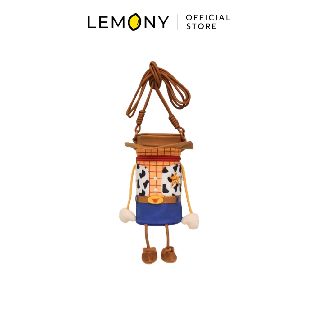 ภาพหลักหน้าตรงเต็มใบของผลิตภัณฑ์ LEMONY กระเป๋าสะพายข้าง Woody ทอยสตอรี่ ซีรีส์ Cute Barrel ขนาด 8x8x17 ซม. บนฉากหลังสีขาวสะอาดตา โดดเด่นด้วยกระเป๋าผ้าขนนุ่มทรงกระบอกยาวที่ออกแบบจำลองเป็นตัวนายอำเภอวู้ดดี้แบบเต็มตัว ช่วงบนตกแต่งเป็นหมวกคาวบอยสีน้ำตาลครอบฝาปิด ตัวกระเป๋าเป็นลายเสื้อกั๊กคาวบอยลายวัวแมทช์กับเสื้อเชิ้ตลายตารางสีส้ม ประดับเข็มกลัดดาวนายอำเภอสีทอง และกางเกงยีนส์สีน้ำเงินพร้อมหัวเข็มขัดสีเหลือง มีกิมมิคแขนและขาตุ๊กตายื่นยาวออกมาสุดปุ๊กปิ๊ก มาพร้อมสายสะพายข้างสีน้ำตาล ลิขสิทธิ์แท้ ด้านบนระบุโลโก้แบรนด์ LEMONY Official Store ชัดเจนพรีเมียม