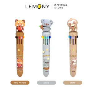 ภาพหลักฉากหลังขาวแสดงรายการสินค้า LEMONY ปากกาลูกลื่น 10 สี แก๊งเพื่อนป่า ขนาดหัว 0.7 มม. ลิขสิทธิ์แท้ จัดวางองค์ประกอบเซตหน้าตรงประณีต เผยแท่งปากกาด้ามอวบอิ่มรักษารูปทรงบาลานซ์สวยงามครบทั้ง 3 ดีไซน์ซิกเนเจอร์: ลายแพนด้าแดง ลายโคอาล่า และลายสล็อธ โชว์กริปยางซิลิโคนรองจับสีหวานละมุน ปุ่มกดสลับสีรอบด้าม และหัวตุ๊กตา 3 มิติสุดคิ้วท์ด้านบน ครีเอทมู๊ดเครื่องเขียนพรีเมียม ระบุโลโก้ตราแบรนด์เลมอนี่ออฟฟิเชียลคมชัดเจน