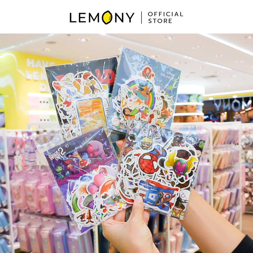 ภาพหลักฉากหลังขาวแสดงรายการสินค้า LEMONY สติ๊กเกอร์ติดกระเป๋าเดินทางดิสนีย์ ( 50 ชิ้น & 63 ชิ้น ) - Disney ลิขสิทธิ์แท้ แสดงแผงซองแพ็คเกจสติ๊กเกอร์ดีไซน์หน้าตรงเรียงหน้ากระดานครบครันทั้ง 5 ลาย ได้แก่ ลายอเวนเจอร์ส โดนัลด์ดั๊ก เจ้าหญิงดิสนีย์ อินไซด์เอาท์ 2 และสติทช์ โดดเด่นด้วยรูปทรงซองสี่เหลี่ยมสีสันพาสเทลคัลเลอร์ฟูลสดใสสไตล์มินิมอลเกาหลีพรีเมียม โชว์ลวดลายตัวอย่างชิ้นงานภายในผ่านหน้าต่างซอง ด้านบนแสดงโลโก้แบรนด์ออฟฟิเชียลเด่นชัดเจน