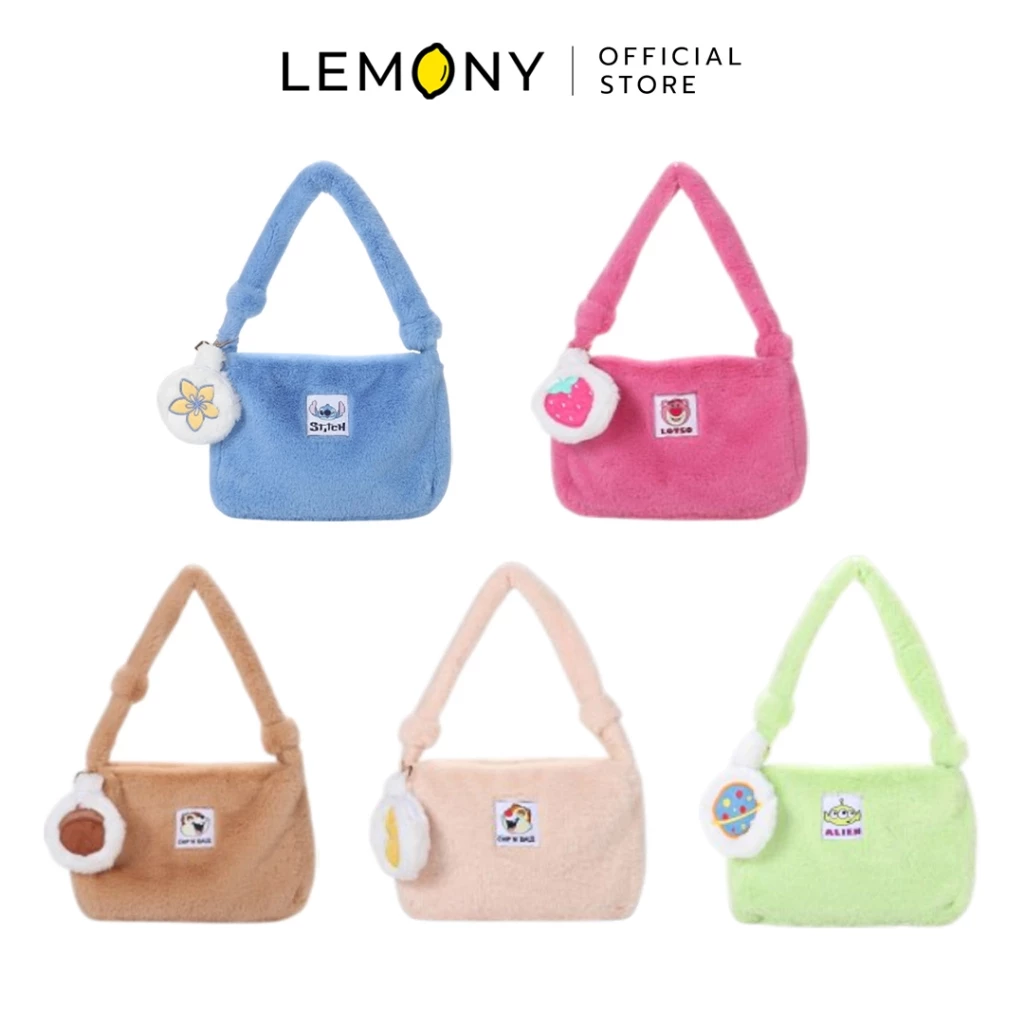 ภาพหลักฉากหลังขาวแสดงรายการสินค้า LEMONY กระเป๋าสะพายไหล่ดิสนีย์ ซีรีส์ Fluffy ขนาด 82816 ซม. ลิขสิทธิ์แท้ จัดวางกระเป๋าผ้าขนฟูรูปทรงสี่เหลี่ยมผืนผ้าแนวนอนหน้าตรงเรียงเป็นระเบียบครบครันทั้ง 5 ดีไซน์ ได้แก่ ลายล็อตโซ ลายเอเลี่ยน ลายสติทช์ ลายชิพ และลายเดล โดดเด่นด้วยโทนสีพาสเทลคัลเลอร์ฟูลสดใสและสายสะพายไหล่สีเข้าเซ็ตสไตล์มินิมอลเกาหลีพรีเมียม ด้านบนแสดงโลโก้แบรนด์ออฟฟิเชียลเด่นชัดเจน