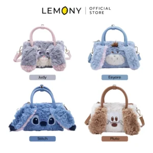 ภาพหลักแสดงรายการสินค้า LEMONY กระเป๋าถือหน้าตุ๊กตาดิสนีย์ ลิขสิทธิ์แท้ บนฉากหลังสีขาว จัดวางกระเป๋าถือผ้าขนฟูหนานุ่มทรงสวยหน้าตรงเรียงกันครบทั้ง 4 รูปแบบ ได้แก่ ลายจูดี้ (Judy), ลายอียอร์ (Eeyore), ลายสติทช์ (Stitch) และลายพลูโต (Pluto) พร้อมมีป้ายชื่อกำกับที่ใต้ฐานกระเป๋าแต่ละใบ ด้านบนระบุโลโก้แบรนด์ชัดเจนพรีเมียม