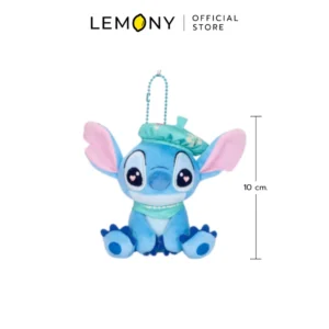 ภาพหลักหน้าตรงเต็มใบของผลิตภัณฑ์ LEMONY พวงกุญแจตุ๊กตาสติทช์ ซีรีส์ Little Artist ขนาด 10 ซม. บนฉากหลังสีขาวสะอาดตา โดดเด่นด้วยตัวตุ๊กตาผ้าขนฟูสติทช์ลิขสิทธิ์แท้สีฟ้าพาสเทลในธีมชุดจิตรกรน้อยสุดน่ารัก มาพร้อมโซ่และห่วงอะไหล่ล็อกสีทองระดับพรีเมียมสำหรับห้อยกระเป๋า ด้านบนระบุโลโก้แบรนด์ LEMONY Official Store ชัดเจน