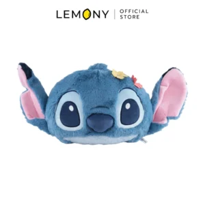 ภาพหลักหน้าตรงเต็มใบของผลิตภัณฑ์ LEMONY หมอนตุ๊กตาสติทช์ ซีรีส์ Quirky Fun บนฉากหลังสีขาวสะอาดตา โดดเด่นด้วยดีไซน์ใบหน้าขนาดใหญ่พิเศษ Oversize ที่เต็มไปด้วยอารมณ์ขันกวนๆ และหูกางสยายกว้างสุดคิ้วท์ลิขสิทธิ์แท้ ด้านบนปักโลโก้แบรนด์พรีเมียมชัดเจน