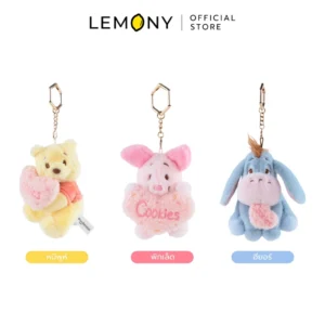 ภาพรวมตัวเลือกผลิตภัณฑ์ LEMONY พวงกุญแจตุ๊กตาหมีพูห์ ซีรีส์ Tasty Heart ขนาด 10 ซม. จัดวางเรียงหน้าตรงฉากหลังขาวครบทั้ง 3 แบบพร้อมป้ายแถบสีพาสเทลกำกับชื่อลายภาษาไทยชัดเจนด้านล่าง ได้แก่ หมีพูห์, พิกเล็ต และอียอร์ ด้านบนปักโลโก้แบรนด์อย่างเป็นทางการพรีเมียมชัดเจน