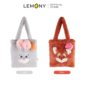 ภาพรวมตัวเลือกสินค้า LEMONY กระเป๋าสะพายไหล่ซูโทเปีย ซีรีส์ Cloudy Soft เคลียร์ฉากหลังขาว วางเทียบกัน 2 ดีไซน์ ด้านซ้ายเป็นลาย Judy สีเทาพร้อมป้ายกำกับ และด้านขวาเป็นลาย Nick สีส้มพาสเทลพร้อมป้ายกำกับชัดเจนด้านล่าง