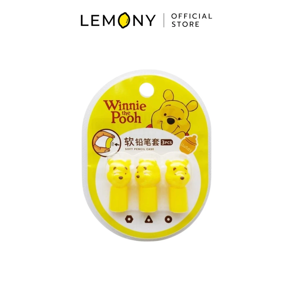 ภาพกราฟิกหน้าตรงบนฉากหลังขาวสะอาดตา แสดงแพ็คเกจสินค้าเครื่องเขียน LEMONY เซตปลอกดินสอ 3 ชิ้น ลายหมีพูห์ (Pooh) ลิขสิทธิ์แท้ บรรจุในแผงการ์ตูนการ์ดกระดาษวงรีโทนสีเหลืองสดใส สกรีนลวดลายหมีพูห์ ถังน้ำผึ้ง และไอคอนจำลองฟังก์ชันเนื้อสัมผัสซิลิโคนนิ่มบีบยืดหยุ่นได้ ด้านล่างโชว์ตัวปลอกสีเหลืองพาสเทล 3 ชิ้นเรียงกันอย่างสมบูรณ์พรีเมียม