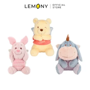 ภาพหลักฉากหลังขาวแสดงรายการสินค้า LEMONY ตุ๊กตาวินนี่เดอะพูห์ ซีรีส์ Butterfly Fairy ขนาด 25 ซม. ลิขสิทธิ์แท้ จัดวางตุ๊กตาผ้าขนฟูหน้าตรงเรียงหน้ากระดานอย่างเป็นระเบียบครบครันทั้ง 3 ดีไซน์ ได้แก่ ลายพูห์สีเหลืองครีม ลายพิกเล็ตสีชมพูหวาน และลายอียอร์สีฟ้าเทา โดดเด่นด้วยงานสวมชุดและติดปีกนางฟ้าผีเสื้อสีสันสดใสแบบพาสเทลชวนฝันสไตล์มินิมอลเกาหลีพรีเมียม ด้านบนแสดงโลโก้แบรนด์ออฟฟิเชียลเด่นชัดเจน