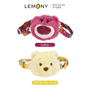 ภาพหลักฉากหลังขาวแสดงคอลเลกชันสินค้า LEMONY กระเป๋าหน้าตัวละครดิสนีย์ ขนาด 7x12x11 ซม. ลิขสิทธิ์แท้ จัดวางกระเป๋าหน้าตรงพร้อมป้ายชื่อกำกับเรียงกันแนวดิ่งรวม 2 แบบ ด้านบนคือลายล็อตโซ (Lotso) โทนสีชมพูเข้มขนฟู และด้านล่างคือลายวินนี่เดอะพูห์ (Winnie the Pooh) โทนสีเหลืองพาสเทลละมุนตา โชว์ดีไซน์กระเป๋าสะพายมินิหน้าตุ๊กตาสามมิติสุดคิ้วท์ ด้านบนระบุโลโก้แบรนด์คมชัดพรีเมียม