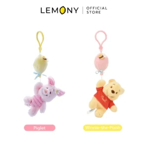 ภาพหลักฉากหลังขาวแสดงรายการสินค้า LEMONY พวงกุญแจตุ๊กตาวินนี่เดอะพูห์ ซีรีส์ Balloon ขนาด 13 ซม. ลิขสิทธิ์แท้ จัดวางพวงกุญแจหน้าตรงแยกคู่กันอย่างเป็นระเบียบ ด้านซ้ายคือลายพิกเล็ต (Piglet) พร้อมป้ายชื่อกำกับสีชมพู และด้านขวาคือลายวินนี่เดอะพูห์ (Winnie-the-Pooh) พร้อมป้ายชื่อกำกับสีเหลือง ด้านบนแสดงโลโก้แบรนด์คมชัดเจนพรีเมียมครับ