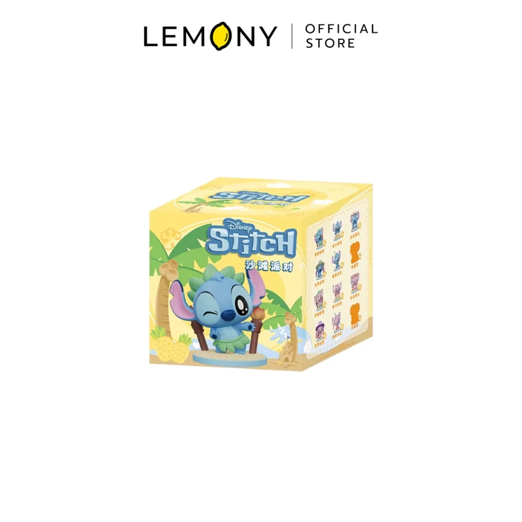 ภาพกล่องจุ่มสินค้าแบบเดี่ยว (Blind Box) ทรงลูกบาศก์สีเหลือง ลิขสิทธิ์แท้ Disney Stitch ซีรีส์ Beach Party ด้านหน้าพิมพ์ลายการ์ตูนสติทช์นุ่งกระโปรงหญ้าเต้นรำริมทะเลคู่กับต้นมะพร้าว ด้านข้างกล่องแสดงภาพตัวละครขนาดเล็กสำหรับใช้ตรวจสอบรูปแบบที่มีให้สะสมทั้งหมด ด้านบนแสดงโลโก้ LEMONY Official Store