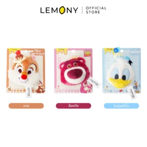 ภาพรวมตัวเลือกสินค้า LEMONY แม่เหล็กติดตู้เย็นลายดิสนีย์ ซีรีส์ Dessert เคลียร์ฉากหลังขาว เรียงจากซ้ายไปขวา ได้แก่ ลายเดลพร้อมแถบป้ายสีส้ม, ลายล็อตโซพร้อมแถบป้ายสีชมพูเข้ม และลายโดนัลด์ดั๊กพร้อมแถบป้ายสีฟ้าสว่าง ระบุชื่อภาษาไทยชัดเจนด้านล่าง