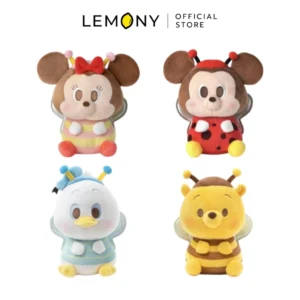 ภาพหลักฉากหลังขาวแสดงรายการสินค้า LEMONY ตุ๊กตาดิสนีย์ ซีรีส์ Little Bugs ขนาด 25 ซม. ลิขสิทธิ์แท้ จัดวางตุ๊กตาผ้าขนฟูรูปทรงกลมป้อมหน้าตรงเรียงหน้ากระดานอย่างเป็นระเบียบครบครันทั้ง 4 ดีไซน์ ได้แก่ ลายมิกกี้เมาส์ ลายมินนี่ ลายโดนัลด์ดั๊ก และลายวินนี่เดอะพูห์ โดดเด่นด้วยงานแต่งกายสไตล์แมลงตัวน้อยสีสันสดใสแบบพาสเทลชวนฝันสไตล์มินิมอลเกาหลีพรีเมียม ด้านบนแสดงโลโก้แบรนด์ออฟฟิเชียลเด่นชัดเจน