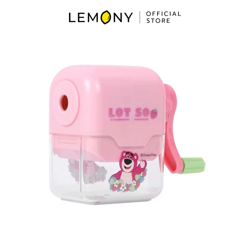 ภาพเครื่องเหลาดินสอตั้งโต๊ะหมุนมือลิขสิทธิ์แท้ลายหมีล็อตโซ่ (Lotso) ตัวเครื่องส่วนบนทำจากพลาสติก ABS สีชมพูพาสเทลหวานฉ่ำ ด้านข้างพิมพ์อักษรภาษาอังกฤษคำว่า LOT SO STRAWBERRY PARADISE ส่วนล่างเป็นกล่องเก็บเศษดินสอพลาสติกใสสกรีนลายตัวการ์ตูนหมีล็อตโซ่โบกมือท่ามกลางผลสตรอว์เบอร์รี่และดอกไม้ มีด้ามหมุนสีชมพูสลับเขียวอยู่ด้านหลัง ด้านบนสุดระบุโลโก้แบรนด์ LEMONY Official Store บนฉากหลังสีขาว