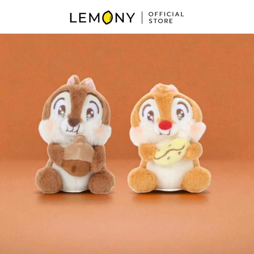 ภาพหลักฉากหลังขาวแสดงรายการสินค้า LEMONY พวงกุญแจตุ๊กตาชิพกับเดล ซีรีส์ Fluffy Sunny ขนาด 10 ซม. ลิขสิทธิ์แท้ จัดวางพวงกุญแจตุ๊กตาผ้าขนฟูรูปหน้าตรงเคียงคู่กันอย่างเป็นระเบียบรวม 2 ดีไซน์ ได้แก่ ลายชิพ (Chip) โทนสีน้ำตาลเข้มจมูกดำ และลายเดซี่เดล (Dale) โทนสีน้ำตาลอ่อนจมูกโตสีแดง โดดเด่นด้วยเนื้อผ้าหนานุ่มนิ่มสีหวานอบอุ่นสดใสสไตล์มินิมอลเกาหลีพรีเมียม มาพร้อมห่วงล็อกพวงกุญแจด้านบน ด้านบนแสดงโลโก้แบรนด์ออฟฟิเชียลเด่นชัดเจน