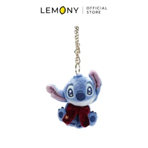 ภาพหลักแสดงรายการสินค้า LEMONY พวงกุญแจตุ๊กตาสติทช์ ซีรีส์ The Gift of Love ขนาด 11 ซม. บนฉากหลังสีขาวสะอาดตา จัดวางพวงกุญแจตุ๊กตาผ้าขนฟูลิขสิทธิ์แท้หน้าตรง เผยรายละเอียดตัวสติทช์สีฟ้าพาสเทลหน้ากลมแป้นสุดคิ้วท์ โดดเด่นด้วยงานปักดวงตาคู่โตเปล่งประกายแวววาวเป็นรูปหัวใจสีชมพูหวานละมุน พร้อมผูกโบผ้ากำมะหยี่สีแดงเข้มพรีเมียมที่คอสไตล์มินิมอลเกาหลีพรีเมียม มาพร้อมห่วงสำหรับคล้องล็อกพวงกุญแจด้านบน ด้านบนสุดระบุโลโก้แบรนด์ LEMONY Official Store คมชัด
