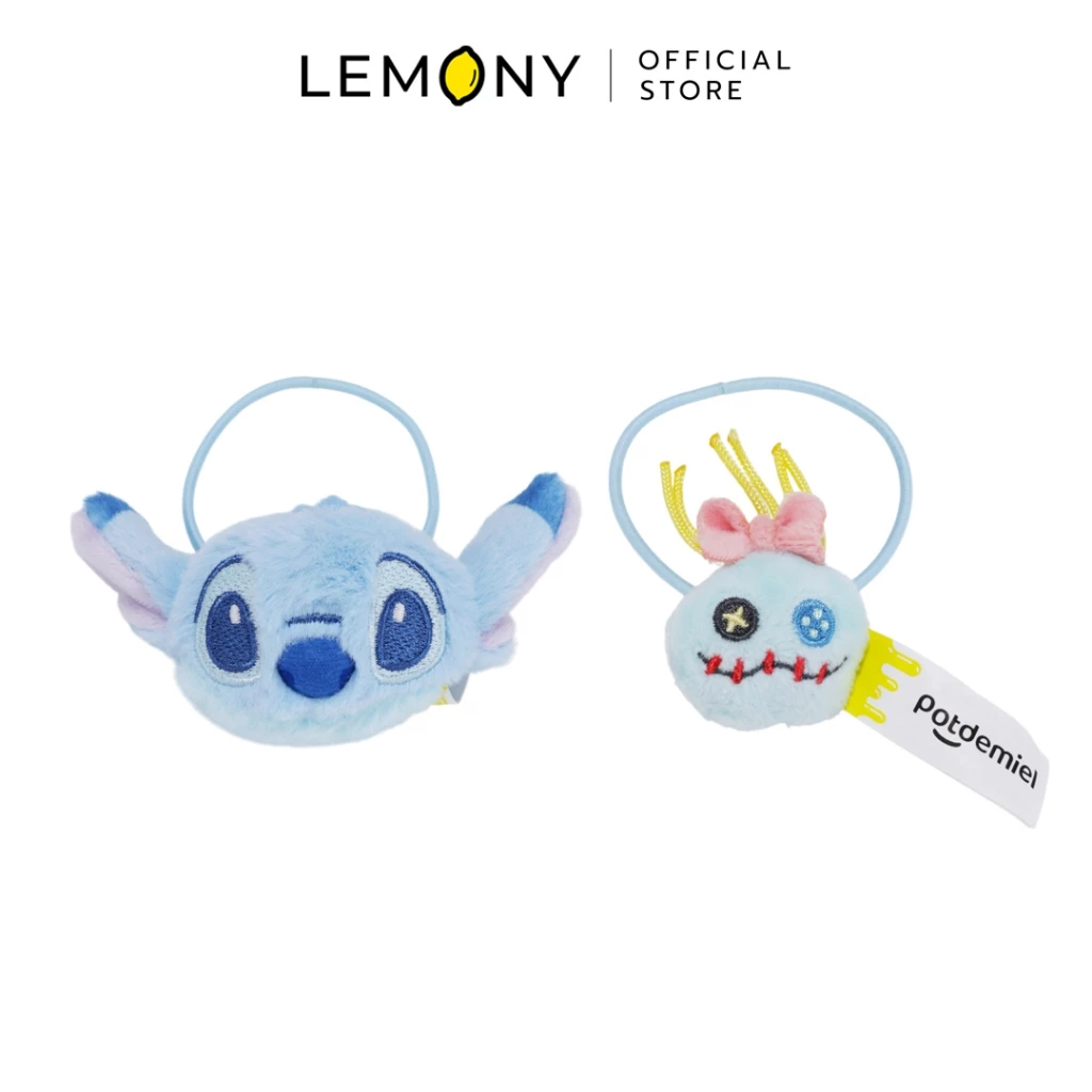 ภาพสินค้าหน้าตรงบนฉากหลังขาวของเซตยางมัดผมดิสนีย์ ซีรีส์ Early Summer ลายสติทช์ บรรจุแพ็คคู่ 2 ชิ้น ประกอบด้วย ชิ้นซ้ายเป็นตัวสติทช์ (Stitch) ผ้าขนฟูสีฟ้าพาสเทลปักลายดวงตาโต และชิ้นขวาเป็นตัวสครัมป์ (Scrump) สีเขียวมิ้นท์ประดับโบสีชมพูและผมเชือกถักสีเหลืองพร้อมป้ายแท็กริบบิ้น Potdemiel ทั้งสองชิ้นยึดติดกับสายยางยืดเส้นกลมสีฟ้าพาสเทล ด้านบนสุดระบุโลโก้แบรนด์ LEMONY Official Store