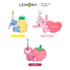 ภาพรวมตัวเลือกสินค้า LEMONY พวงกุญแจตุ๊กตาดิสนีย์ ซีรีส์ Hugs of Love ขนาด 12 ซม. เคลียร์ฉากหลังขาว ประกอบด้วย ลายสติทช์กอดสับปะรดพร้อมป้ายสีเหลือง, ลายแองเจิลกอดหัวใจพร้อมป้ายสีชมพูอ่อน และลายล็อตโซ่กอดสตรอว์เบอร์รี่พร้อมป้ายสีแดงฮาร์ตบีท ระบุชื่อชัดเจนด้านล่าง