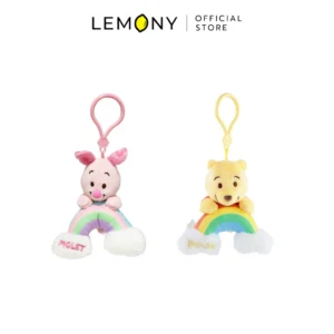 ภาพรวมตัวเลือกสินค้า LEMONY พวงกุญแจตุ๊กตาหมีพูห์ ซีรีส์ Floppy Rainbow ขนาด 12 ซม. เคลียร์ฉากหลังขาว วางคู่กันสองแบบ ด้านซ้ายเป็นลายพิกเล็ตนอนบนสายรุ้งพาสเทลห่วงแขวนสีชมพู และด้านขวาเป็นลายหมีพูห์นอนบนสายรุ้งห่วงแขวนสีเหลือง