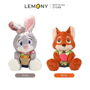 ภาพหลักฉากหลังขาวแสดงรายการสินค้า LEMONY ตุ๊กตา Zootopia ซีรีส์ Hug ขนาด 35 ซม. Disney Zootopia Collection ลิขสิทธิ์แท้ จัดวางองค์ประกอบชุดเซตหน้าตรงประณีต เผยตุ๊กตาผ้า POLYESTER ดีไซน์สัดส่วนหัวโตตัวเล็กน่ารักรักษารูปทรงสมดุลสวยงามตั้งคู่กัน โชว์คาแรกเตอร์กระต่ายจูดี้และจิ้งจอกนิคสวมชุดเครื่องแบบและกางแขนโอบกอดสิ่งที่ชอบแน่นหนา ครีเอทมู๊ดของสะสมลิขสิทธิ์แท้เกรดพรีเมียม ระบุโลโก้แบรนด์เลมอนี่ออฟฟิเชียลคมชัดสะดุดสายตา