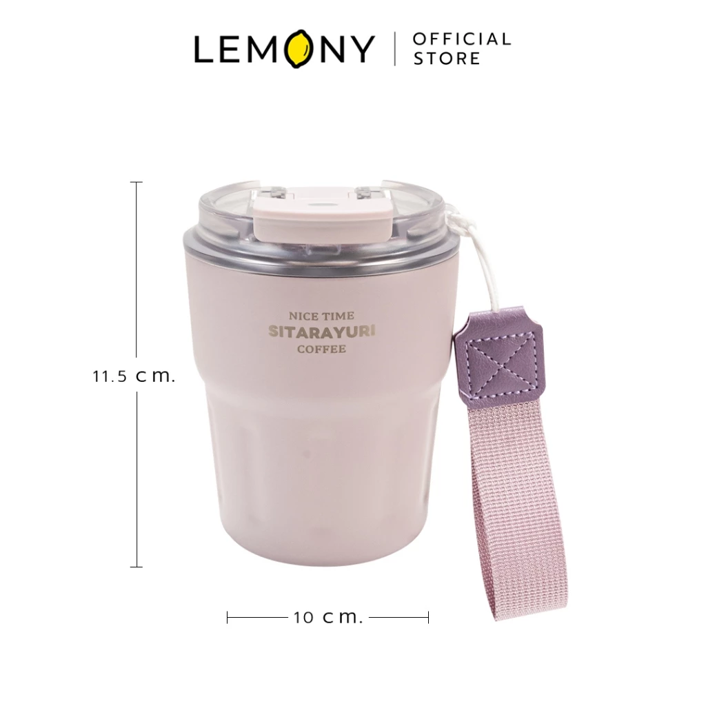 ภาพสินค้าหลักไดคัทฉากหลังขาว โฟกัสแก้วกาแฟสแตนเลสเก็บความเย็น SITARAYURI สีม่วงพาสเทลหวานละมุน พร้อมสายคล้องข้อมือผ้าทอสีม่วงเข้าชุด มีเส้นสเกลระบุความสูง 11.5 เซนติเมตร และความกว้างปากแก้ว 10 เซนติเมตร รักษารูปทรงสมดุลสวยงาม ด้านบนสุดระบุโลโก้แบรนด์ LEMONY Official Store