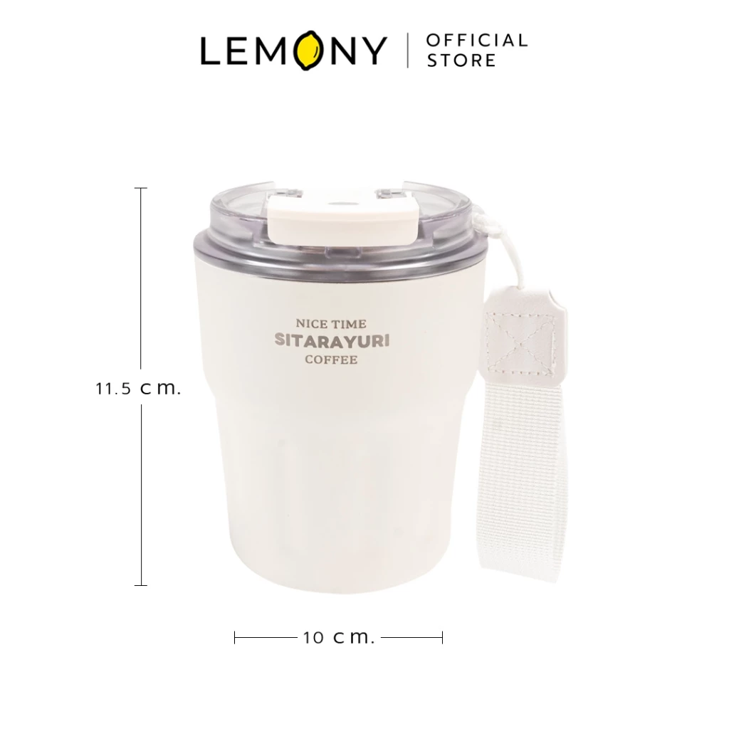 ภาพสินค้าหลักไดคัทฉากหลังขาว โฟกัสแก้วกาแฟสแตนเลสเก็บความเย็น SITARAYURI สีเบจครีมคลีนสไตล์มินิมอล พร้อมสายคล้องข้อมือผ้าทอสีขาวเข้าชุด มีเส้นสเกลระบุความสูง 11.5 เซนติเมตร และความกว้างปากแก้ว 10 เซนติเมตร ด้านบนสุดระบุโลโก้แบรนด์ LEMONY Official Store