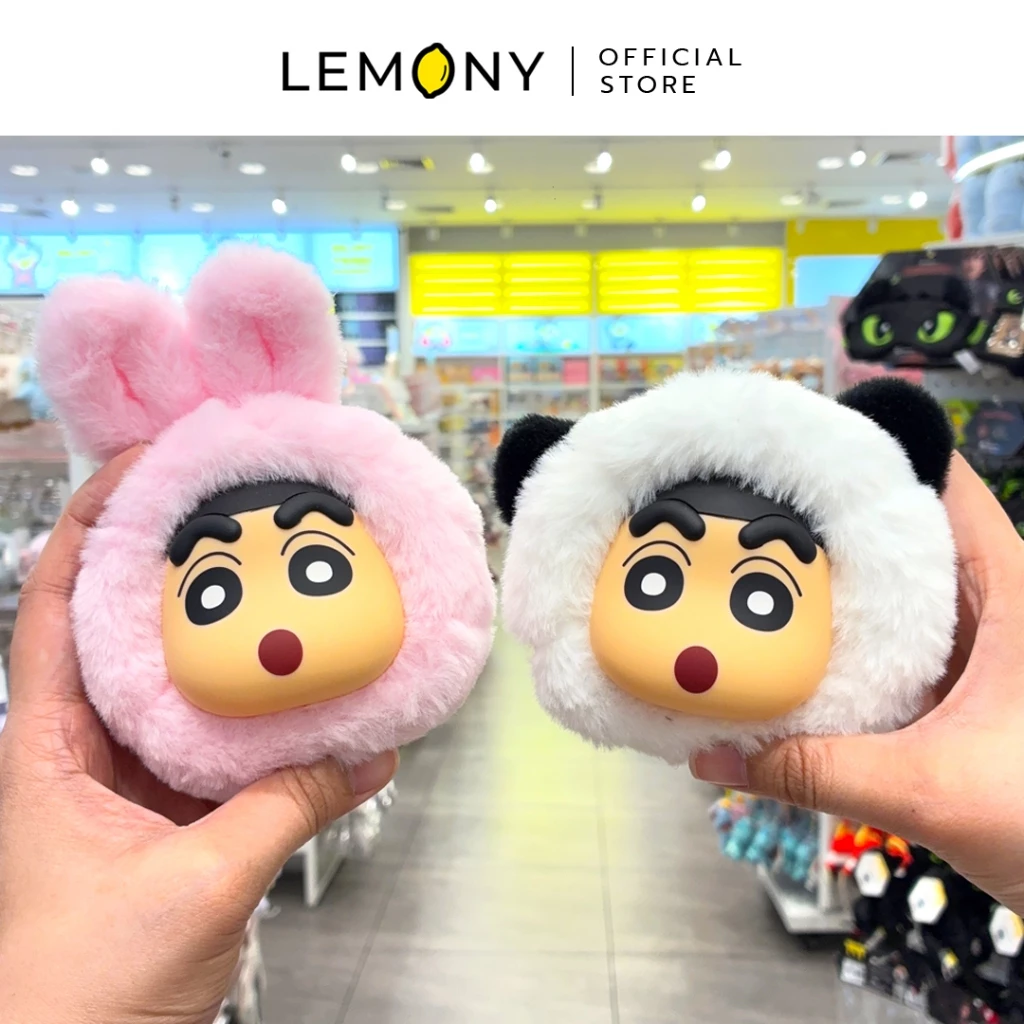 ภาพถ่ายสไตล์ไลฟ์สไตล์ เผยมุมมองสองมือที่กำลังถือโชว์พวงกุญแจกระเป๋าใส่เหรียญจริงคู่กันหน้าตรง ฝั่งซ้ายคือชินจังสวมฮู้ดผ้าขนสัตว์หนานุ่มสีชมพูอ่อนมีหูยาวตั้งตรงเลียนแบบกระต่าย ฝั่งขวาคือชินจังสวมฮู้ดผ้าขนฟูสีขาวนวลแต่งหูกลมสีดำเลียนแบบหมีแพนด้า ตัวกระเป๋าทรงกลมอวบอิ่มสมส่วน ฉากหลังละลายหลังนุ่มนวล ด้านบนสุดระบุโลโก้แบรนด์ LEMONY Official Store