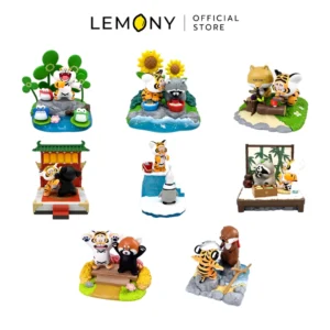 ภาพหลักฉากหลังขาวแสดงรายการสินค้า LEMONY กล่องจุ่มเสืออ้วน Alexander The Fat Tiger ซีรีส์ Little Tiger and his companions ลิขสิทธิ์แท้ มิติกายภาพสเกล 4.2 x 5.8 x 4.1 ซม. จัดวางองค์ประกอบชุดเซตหน้าตรงประณีต เผยโมเดลฟิกเกอร์วัสดุ PVC+ABS รูปทรงลูกเสือตัวกลมดิ๊กและผองเพื่อนสัตว์ป่ารักษารูปทรงบาลานซ์สวยงามครบถ้วนทั้ง 9 แบบ โชว์ลายพิมพ์สีกราฟิกรายละเอียดใบหน้าและอากัปกิริยาสุดกวน ลาย Tibetan Fox ลาย Little Penguin และตัวละครลับ Secret ลับสีสันสดใสคมชัดเจน ครีเอทมู๊ดของสะสมอาร์ตทอยพรีเมียม ระบุโลโก้ตราแบรนด์เลมอนี่ออฟฟิเชียลคมชัดสะดุดสายตา