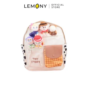 ภาพสินค้าไดคัทหน้าตรงฉากหลังขาว แสดงกระเป๋าเป้สะพายหลังทอยสตอรี่ (Backpack) ทรงแบนขอบมน ตัวกระเป๋าหลักสีขาวครีมตัดสลับกับผ้าลายจุดวัวสีดำขาวบริเวณด้านข้าง ด้านหน้าประดับตุ๊กตาหัวการ์ตูน บัซ ไลท์เยียร์, เจสซี่, โบ พีพ, วู้ดดี้ และม้าบัลส์ไอ เย็บติดเรียงกันอย่างมีเลเยอร์ พร้อมงานปักอักษรภาษาอังกฤษสีน้ำตาลคำว่า TOY STORY บนช่องซิปด้านหน้า ปล่อยสายสะพายสีฟ้าลงแนวดิ่งสมมาตร ด้านบนสุดแสดงโลโก้แบรนด์ LEMONY Official Store ชัดเจน
