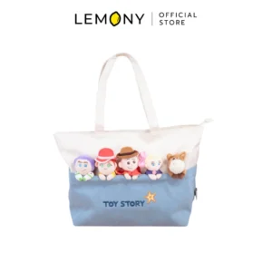 ภาพหลักฉากหลังขาวแสดงรายการสินค้า LEMONY กระเป๋าสะพายไหล่ทอยสตอรี่ ซีรีส์ Cute Friends Disney Toy Story Collection ลิขสิทธิ์แท้ พิกัดขนาด 36.5 x 9 x 29.5 ซม. จัดวางองค์ประกอบเซตหน้าตรงประณีต เผยกระเป๋าผ้า POLYESTER รูปทรงสี่เหลี่ยมผืนผ้าแนวนอนรักษารูปทรงบาลานซ์สวยงาม โดดเด่นด้วยลายสกรีนแก๊งการ์ตูนทอยสตอรี่เฉดสีพาสเทลสตรีทคิ้วท์น่ารักคมชัดเจน เย็บสายสะพายคู่เนื้อหนาแน่นหนา ครีเอทมู๊ดลักชัวรีพรีเมียม ระบุโลโก้ตราแบรนด์เลมอนี่ออฟฟิเชียลคมชัดสะดุดตา