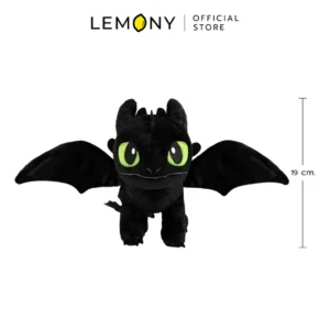 ภาพหลักฉากหลังขาวแสดงรายการสินค้า LEMONY ตุ๊กตาเขี้ยวกุด ขนาด 19 ซม. Universal How to Train Your Dragon Collection ลิขสิทธิ์แท้ จัดวางองค์ประกอบเซตหน้าตรงประณีต เผยตุ๊กตาผ้า POLYESTER ทรงมนแนวตั้งรักษารูปทรงสมดุลสวยงาม โดดเด่นด้วยเนื้อผิวสัมผัสสีดำนิลหนานุ่มจำลองดีไซน์สมจริง โชว์ดีเทลปีกสองข้างสีดำขยายกางออกกว้างเด่นชัด ดวงตากลมโตบิ๊กอายสีเขียวปักละเอียดเฉียบคมคู่ตลับ ครีเอทมู๊ดของสะสมสตรีทคิ้วท์เกรดพรีเมียม ระบุโลโก้ตราแบรนด์เลมอนี่ออฟฟิเชียลคมชัดสะดุดสายตา