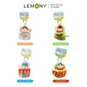 ภาพสินค้าหลักไดคัทฉากหลังขาว จัดวางองค์ประกอบพวงกุญแจชินจัง ซีรีส์ Snack House Crayon Shin-chan พร้อมถุงนอนผ้านุ่มนิ่มเรียงเปรียบเทียบพร้อมกันครบชุดทั้ง 4 แบบ ได้แก่ ลาย Chef (แซนด์วิชไข่ดาว), ลาย Waniyama-san (ถุงนอนช็อกโกบี้), ลาย Action Kamen (ถังป๊อปคอร์น) และลาย Red Outfit (แซนด์วิชโรล) ใต้ภาพแต่ละแบบมีแถบป้ายมนสีระบุชื่อลายภาษาอังกฤษไว้อย่างชัดเจนประณีต ด้านบนสุดระบุตราสัญลักษณ์ร้านค้า LEMONY Official Store ชัดเจนครับ