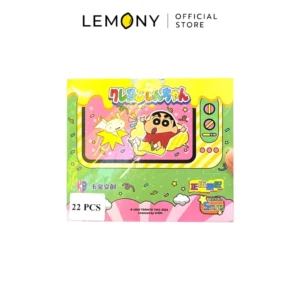 ภาพสินค้าหลักไดคัทฉากหลังขาว โฟกัสหน้าตรงแนวตั้งของซองจุ่มการ์ดชินจังทรงสี่เหลี่ยมสีเขียวพาสเทล สกรีนลวดลายโทรทัศน์จำลองสีเหลืองที่มีลายชินจังกระโดดโลดเต้นเด่นชัดตรงกลาง มุมซ้ายล่างติดป้ายสติกเกอร์สีขาวพิมพ์ตัวอักษร 22 PCS แสดงจำนวนซองสุ่มภายในกล่อง โครงสร้างบาลานซ์รูปทรงสมดุลดีเยี่ยม ด้านบนสุดระบุโลโก้แบรนด์ LEMONY Official Store ชัดเจน