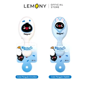 ภาพหลักฉากหลังขาวแสดงรายการสินค้า LEMONY แปรงหวีผมเพนกวิน Cute Penguin ซีรีส์ Oval Comb ลิขสิทธิ์แท้ มาตรสเกลขนาดมินิ 13.8 x 5.7 x 4.3 ซม. จัดวางองค์ประกอบชุดเซตหน้าตรงประณีต เผยแปรงหวีผมทรงวงรีขนาดพกพาลวดลายนกเพนกวินสุดแสนคิ้วท์รักษารูปทรงบาลานซ์สวยงามครบถ้วนทั้งแบบ Emotion และแบบ Rabbit โชว์ชิ้นส่วนพลาสติกและเบาะรองซี่หวีเนื้อละเอียดสีสันสดฉ่ำคมชัดเจน ครีเอทมู๊ดอุปกรณ์จัดแต่งทรงผมแฟชั่นบิวตี้พรีเมียม ระบุโลโก้ตราแบรนด์เลมอนี่ออฟฟิเชียลคมชัดสะดุดสายตา