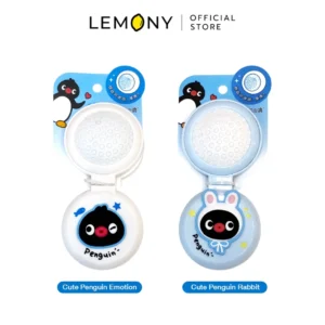 ภาพหลักฉากหลังขาวแสดงรายการสินค้า LEMONY หวีแบบพับได้ Cute Penguin ซีรีส์ Foldable comb ลิขสิทธิ์แท้ มาตรสเกลขนาดตลับ 14 x 6.6 x 2 ซม. จัดวางองค์ประกอบชุดเซตหน้าตรงประณีต เผยแปรงหวีผมดีไซน์พับได้ลวดลายนกเพนกวินสุดแสนคิ้วท์รักษารูปทรงบาลานซ์สวยงามครบถ้วนทั้งแบบ Emotion และแบบ Rabbit โชว์ชิ้นงานตอนพับปิดตลับแบนราบกลมมน และตอนกางออกเผยซี่แปรงและบานกระจกเงาสดฉ่ำคมชัดเจน ครีเอทมู๊ดอุปกรณ์จัดแต่งทรงผมแฟชั่นบิวตี้พรีเมียม ระบุโลโก้ตราแบรนด์เลมอนี่ออฟฟิเชียลคมชัดสะดุดสายตา