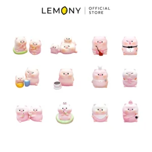 ภาพหลักฉากหลังขาวแสดงรายการสินค้า LEMONY กล่องสุ่ม Piggy Dinner Delight ซีรีส์ Dinner Delight Collection ลิขสิทธิ์แท้ พิกัดขนาด 3.8 x 3.8 x 5 ซม. จัดวางองค์ประกอบชุดเซตหน้าตรงประณีต เผยโมเดลฟิกเกอร์เรซิ่น (Resin) รูปทรงกลมมนอวบอิ่มรักษารูปทรงบาลานซ์สวยงามครบถ้วนทั้ง 12 ดีไซน์หลัก จัดตั้งเคียงข้างกล่องบรรจุภัณฑ์เดี่ยวขอบพิมพ์ลายกราฟิกพาสเทลเกาหลีสตรีทคิ้วท์น่ารัก ครีเอทมู๊ดอาร์ตทอยพรีเมียม ระบุโลโก้ตราแบรนด์เลมอนี่คมชัดชัดเจน