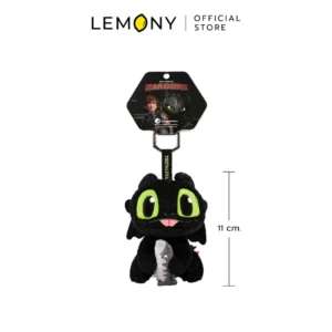 ภาพหลักฉากหลังขาวแสดงรายการสินค้า LEMONY พวงกุญแจตุ๊กตาเขี้ยวกุดถือปลา ขนาดพกพา 11 ซม. Universal How to Train Your Dragon Collection ลิขสิทธิ์แท้ จัดวางองค์ประกอบเซตหน้าตรงประณีต เผยตุ๊กตาผ้า POLYESTER ทรงมนกลมกลึงรักษารูปทรงสมดุลสวยงาม โดดเด่นด้วยเนื้อผ้าสีดำนิลหนานุ่มจำลองมังกรเพลิงนิลแก้มป่องท่าทางแลบลิ้นสุดคิ้วท์ สองมือเย็บติดโอบอุ้มโมเดลปลาจิ๋วสีฟ้าเทา ดวงตากลมห่างสีเขียวสดใสปักละเอียดเฉียบคม ด้านบนร้อยห่วงต่อสายคล้องผ้าสีดำหนาปักลายอักษรคำว่า TOOTHLESS สีขาวตัดชมพูสลับเด่นชัด ครีเอทมู๊ดของสะสมเครื่องประดับสตรีทคิ้วท์เกรดพรีเมียม ระบุโลโก้ตราแบรนด์เลมอนี่ออฟฟิเชียลคมชัดสะดุดสายตา