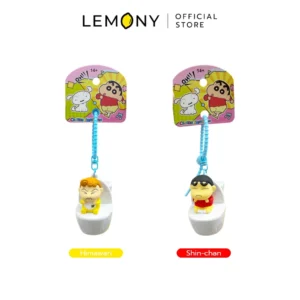 ภาพสินค้าหลักไดคัทฉากหลังขาว จัดวางองค์ประกอบพวงกุญแจชินจัง Crayon Shin-chan นั่งโถส้วมเรียงหน้าตรงเปรียบเทียบพร้อมกันทั้ง 2 ลาย ชิ้นซ้ายคือ ลาย Himawari (ป้ายสีเหลือง) ชิ้นขวาคือ ลาย Shin-chan (ป้ายสีแดง) ใต้ภาพแต่ละแบบมีแถบป้ายมนระบุชื่อภาษาอังกฤษไว้อย่างชัดเจนสวยงามเป็นระเบียบเนียนตา ด้านบนสุดระบุตราสัญลักษณ์ร้านค้า LEMONY Official Store ชัดเจนครับ