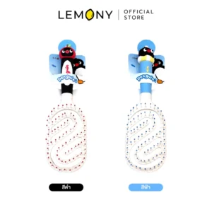 ภาพหลักฉากหลังขาวแสดงรายการสินค้า LEMONY แปรงหวีผมลายเพนกวิน ซีรีส์ Zigzag Comb ลิขสิทธิ์แท้ มาตรสเกลขนาด 22.5 x 7 x 3 ซม. จัดวางองค์ประกอบชุดเซตหน้าตรงประณีต เผยแปรงหวีผมซี่หยักลวดลายนกเพนกวินสุดแสนคิ้วท์รักษารูปทรงบาลานซ์สวยงามครบถ้วนทั้งแบบสีดำและแบบสีฟ้า โชว์ชิ้นส่วนพลาสติกและแนวขนแปรงไนลอนหยักละเอียดสีสันสดฉ่ำคมชัดเจน ครีเอทมู๊ดอุปกรณ์จัดแต่งทรงผมแฟชั่นบิวตี้พรีเมียม ระบุโลโก้ตราแบรนด์เลมอนี่ออฟฟิเชียลคมชัดสะดุดสายตา