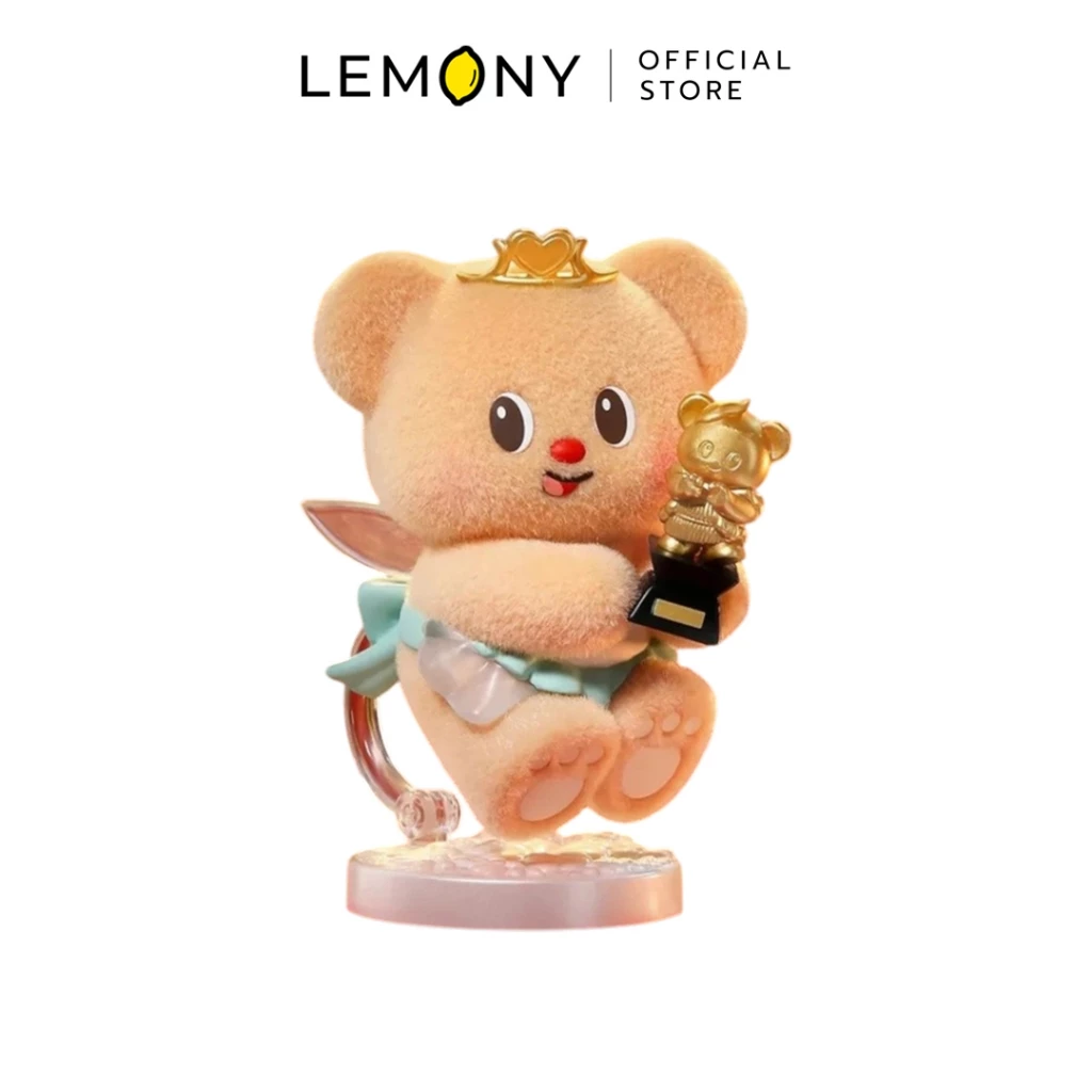 ภาพชิ้นงานโมเดลไดคัทฉากหลังขาว แสดงฟิกเกอร์หมีเนยตัวซีเคร็ท (Secret) ลักษณะพื้นผิวพ่นขนละเอียดสีน้ำตาลอ่อน บนหัวสวมมงกุฎสีทองขนาดจิ๋ว ด้านหลังประดับปีกนางฟ้าใส และสองมือโอบกอดถ้วยรางวัลรูปหมีสีทองคำชิ้นเล็กไว้แนบอกอย่างน่ารัก โดยตัวฟิกเกอร์ตั้งอยู่บนฐานพลาสติกใสทรงกลม ด้านบนพิมพ์โลโก้ LEMONY Official Store