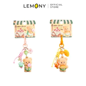 ภาพหลักฉากหลังขาวแสดงรายการสินค้า LEMONY พวงกุญแจตุ๊กตาหมีเนย ซีรีส์ Flocking Butter Bear Collection ลิขสิทธิ์แท้ พิกัดมิติขนาด 3.5 x 2.6 x 2.75 ซม. จัดวางองค์ประกอบชุดเซตหน้าตรงประณีต เผยพวงกุญแจโมเดลรูปทรงน้องหมีเนยสามมิติตัวจิ๋วรักษารูปทรงบาลานซ์สวยงามครบถ้วนทั้ง 2 แบบ โชว์ผิวสัมผัสเคลือบพ่นขน Flocking ละเอียดนุ่มนิ่มอบอุ่นใจ และงานสีกราฟิกรายละเอียดดีไซน์ Sending You Flowers ยื่นช่อดอกไม้ และ Baking Time เชฟอบขนมสดฉ่ำคมชัดเจน พร้อมโครงสร้างระบบห่วงคล้องโลหะ Zinc alloy แข็งแกร่งด้านบน ครีเอทมู๊ดของสะสมเครื่องประดับพรีเมียม ระบุโลโก้ตราแบรนด์เลมอนี่ออฟฟิเชียลคมชัดสะดุดสายตา