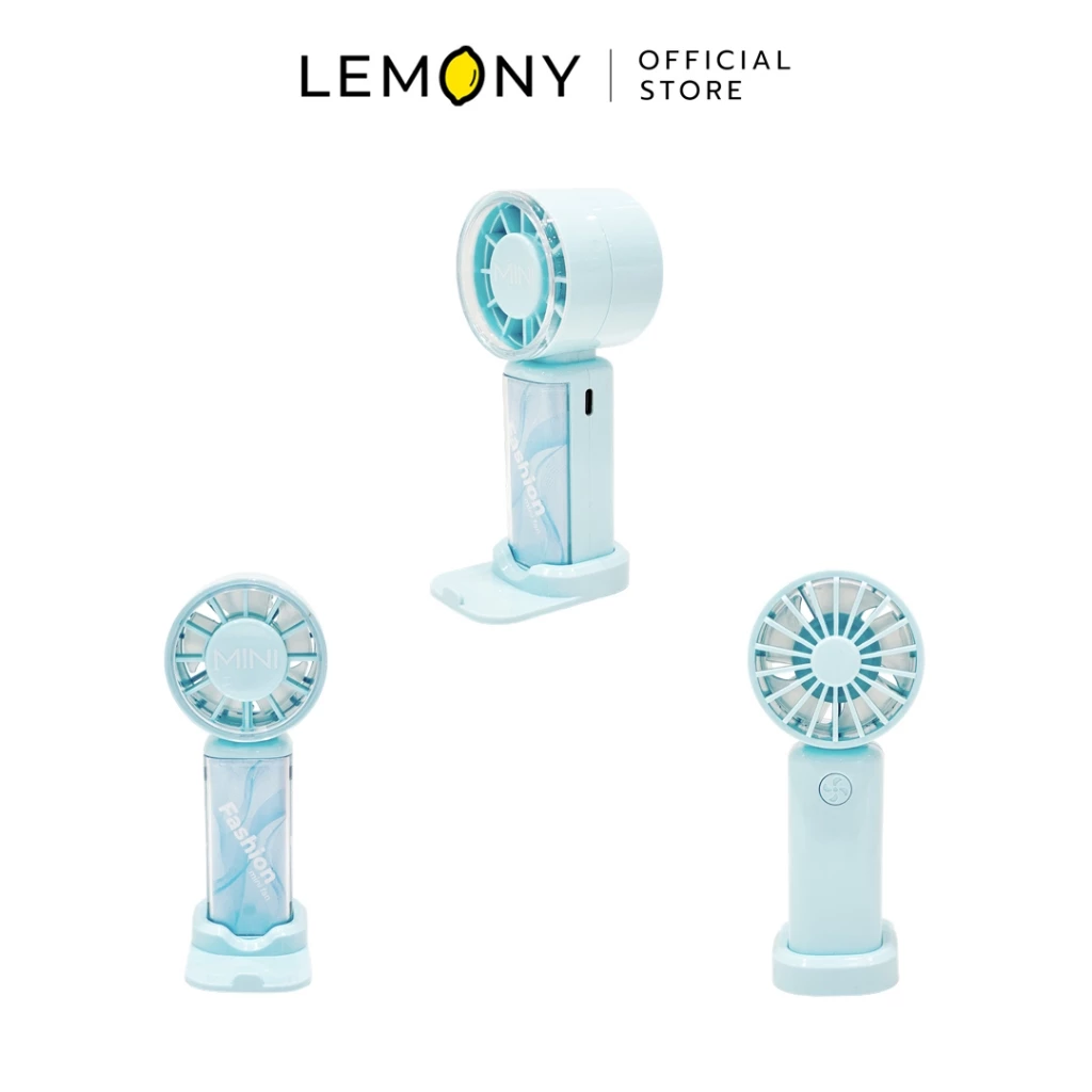 ภาพสินค้าหลักไดคัทฉากหลังขาว จัดวางพัดลมพกพา สีฟ้า (Blue) แยกเป็น 3 มุมมอง ชิ้นบนแสดงตัวเครื่องมองจากด้านข้างแบบเฉียงขณะวางบนฐานตั้ง, ชิ้นซ้ายล่างแสดงตัวเครื่องหน้าตรงโชว์ลายสกรีนด้ามจับ และชิ้นขวาล่างแสดงมุมมองด้านหลังตัวเครื่องพร้อมปุ่มกดสวิตช์ทรงกลม ด้านบนสุดระบุโลโก้แบรนด์ LEMONY Official Store